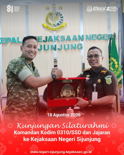 Kejaksaan Negeri Sijunjung menerima kunjungan silaturahmi Komandan Kodim 0310/SSD beserta jajaran. Kunjungan tersebut diterima oleh Kepala Kejaksaan Negeri Sijunjung, Bapak Muhammad Ali, S.H., M.Kn., bertempat di Kejaksaan Negeri Sijunjung.

Dalam kegiatan tersebut, Kepala Kejaksaan Negeri Sijunjung didampingi oleh para Kepala Seksi (Kasi) dan Kepala Subbagian Pembinaan (Kasubbagbin). Kegiatan berlangsung dalam suasana hangat dan penuh keakraban, serta diisi dengan penyerahan cenderamata dari Komandan Kodim 0310/SSD kepada Kepala Kejaksaan Negeri Sijunjung.

Kunjungan silaturahmi ini menjadi momentum untuk mempererat hubungan dan meningkatkan sinergi serta koordinasi antara Kejaksaan Negeri Sijunjung dengan Kodim 0310/SSD dalam mendukung pelaksanaan tugas serta menjaga keamanan dan kondusivitas di wilayah Kabupaten Sijunjung.

#kejaksaanri 
#kejarisijunjung
