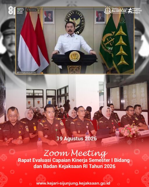 Kejari Sijunjung – Rabu, 19 Agustus 2026. Kepala Kejaksaan Negeri Sijunjung, Bapak Muhammad Ali, S.H., M.Kn., bersama para Kepala Seksi, Kasubbagbin, dan seluruh pegawai mengikuti Rapat Evaluasi Capaian Kinerja Semester I Bidang dan Badan Kejaksaan RI Tahun 2026 secara daring melalui Zoom Meeting.

Rapat tersebut membahas capaian serta pelaksanaan tugas selama Semester I Tahun 2026 pada masing-masing bidang di lingkungan Kejaksaan Negeri Sijunjung. Kegiatan ini juga menjadi kesempatan untuk meninjau perkembangan pelaksanaan program dan tugas yang telah berjalan.

Melalui kegiatan evaluasi ini, seluruh jajaran memperoleh arahan dan penguatan untuk meningkatkan koordinasi serta pelaksanaan tugas pada periode berikutnya, sejalan dengan kebijakan dan target kinerja Kejaksaan Republik Indonesia.

#kejaksaanri 
#kejarisijunjung